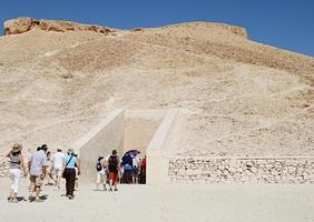 aswan, egito, 2008 - entrada para uma tumba de faraós no vale dos reis. foto