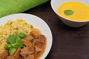 tempeh com molho de tomate e milho em uma mesa foto