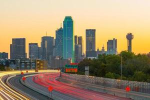 horizonte do centro de dallas no crepúsculo, texas foto