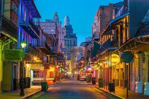 pubs e bares com luzes de néon no bairro francês, nova orleans foto