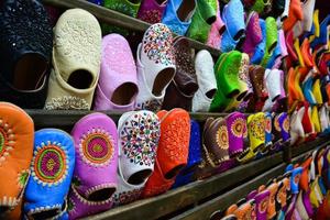 cores dos chinelos no mercado de Marrakech foto