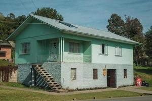 bento goncalves, brasil - 12 de julho de 2019. charmosa casa de campo ao lado de uma estrada, em paisagem rural perto de bento goncalves. uma simpática cidade do sul do brasil famosa por sua produção de vinho. foto