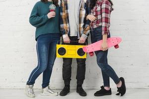 adolescentes com rádio de skate