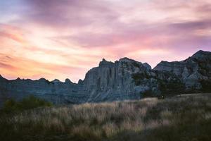 deslumbrante paisagem de rochas e prados durante o pôr do sol em mijniskure. parque nacional vashlovani foto