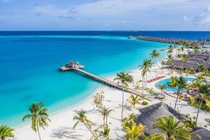 paisagem aérea perfeita, resort tropical de luxo ou hotel com vilas aquáticas e belas paisagens de praia. incrível vista aérea das maldivas, vista aérea da paisagem marítima sobre as maldivas foto