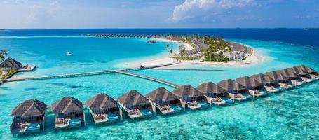 paisagem aérea perfeita, resort tropical de luxo ou hotel com vilas aquáticas e belas paisagens de praia. incrível vista aérea das maldivas, vista aérea da paisagem marítima sobre as maldivas