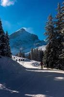 praticantes de esqui na pista de esqui com o alpspitze ao fundo foto