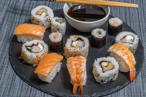 deliciosos rolos de sushi foto