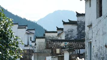 a vista da bela e antiga vila tradicional chinesa com as montanhas ao redor localizada na zona rural do sul da China foto