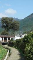 a vista da bela e antiga vila tradicional chinesa com as montanhas ao redor localizada na zona rural do sul da China foto