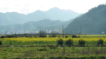 a vista da bela e antiga vila tradicional chinesa com as montanhas ao redor localizada na zona rural do sul da China foto