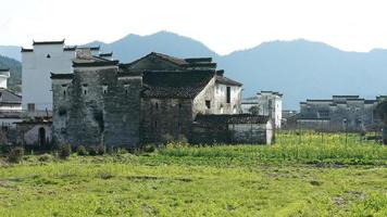 a vista da bela e antiga vila tradicional chinesa com as montanhas ao redor localizada na zona rural do sul da China foto