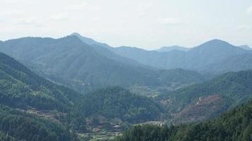 a bela vista das montanhas com a floresta verde e o campo de flores no interior do sul da China foto