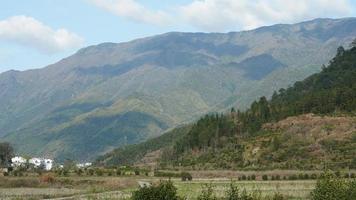 a vista da bela e antiga vila tradicional chinesa com as montanhas ao redor localizada na zona rural do sul da China foto