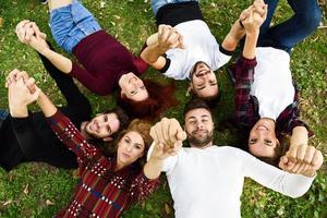 grupo de jovens juntos ao ar livre em meio urbano foto