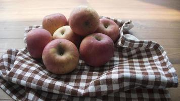 maçãs maduras em um fundo de madeira foto