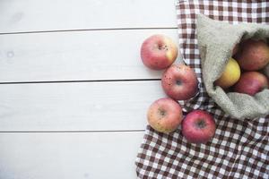 maçãs maduras em um fundo de madeira foto