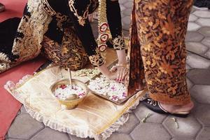 vestido de noiva javanês, cerimônia de casamento foto