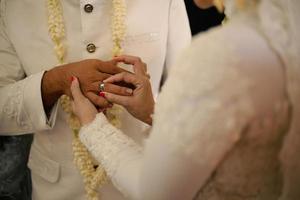 anéis de casamento símbolo amor família. um par de anéis de casamento simples foto