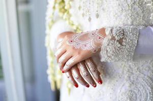 noiva com hena esculpida linda e única nas mãos da noiva foto