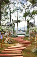 cerimônia, arco, arco de casamento, casamento, momento do casamento, decorações, decoração, decorações de casamento, flores, cadeiras, cerimônia ao ar livre ao ar livre, buquês de flores foto