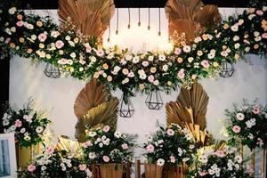 cerimônia, arco, arco de casamento, casamento, momento do casamento, decorações, decoração, decorações de casamento, flores, cadeiras, cerimônia ao ar livre ao ar livre, buquês de flores foto