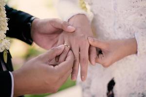 anéis de casamento símbolo amor família. um par de anéis de casamento simples foto