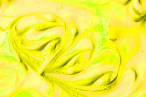 abstrato amarelo claro belo líquido mármore líquido tinta acrílica fluida textura vibrante em branco. foto