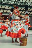 nova petropolis, brasil - 20 de julho de 2019. dançarina folclórica brasileira realizando uma dança típica no 47º festival internacional de folclore de nova petropolis. uma cidade rural fundada por imigrantes alemães. foto