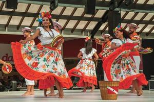 nova petropolis, brasil - 20 de julho de 2019. dançarinos folclóricos brasileiros realizando uma dança típica no 47º festival internacional de folclore de nova petropolis. uma adorável cidade rural fundada por imigrantes alemães. foto