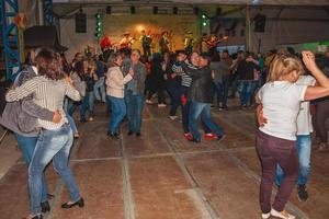 canela, brasil - 21 de julho de 2019. gente dançando canções tradicionais executadas por músicos no palco de festival folclórico em canela. uma pequena cidade charmosa muito apreciada pelo seu ecoturismo. foto