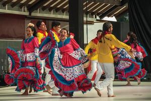 nova petropolis, brasil - 20 de julho de 2019. dançarinos folclóricos colombianos realizando uma dança típica no 47º festival internacional de folclore de nova petropolis. uma adorável cidade rural fundada por imigrantes alemães. foto