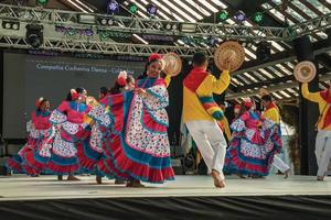 nova petropolis, brasil - 20 de julho de 2019. dançarinos folclóricos colombianos realizando uma dança típica no 47º festival internacional de folclore de nova petropolis. uma adorável cidade rural fundada por imigrantes alemães. foto