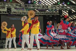 nova petropolis, brasil - 20 de julho de 2019. dançarinos folclóricos colombianos realizando uma dança típica no 47º festival internacional de folclore de nova petropolis. uma adorável cidade rural fundada por imigrantes alemães. foto