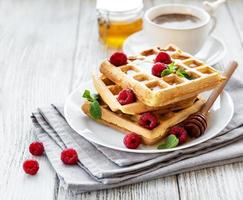 waffles caseiros com frutas vermelhas foto