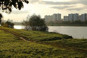 o caminho ao longo do rio. foto