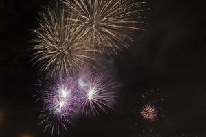 fogos de artifício festivos e brilhantes no céu noturno. foto