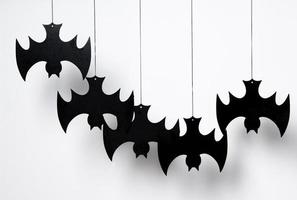 silhueta de halloween de muitos morcegos pretos em um fundo branco
