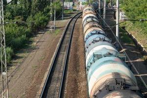 trem com vagões-tanque nos trilhos, vista superior foto