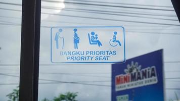 ambarawa, semarang, indonésia, 2021 - adesivo assento prioritário sistema de trânsito rápido para ônibus