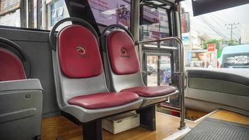 ambarawa, semarang, indonésia, 2021 - assento de passageiro de transporte público trans semarang, sistema de ônibus rápido