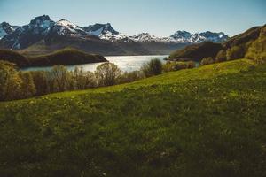 montanhas da noruega e paisagens nas ilhas lofoten foto