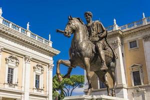 estátua de marcus aurelius na piazza del campidoglio em roma, itália foto