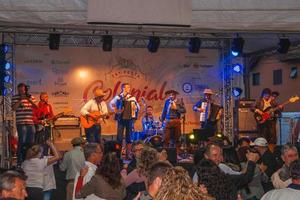 canela, brasil - 21 de julho de 2019. gente dançando canções tradicionais executadas por músicos no palco de festival folclórico em canela. uma pequena cidade charmosa muito apreciada pelo seu ecoturismo. foto