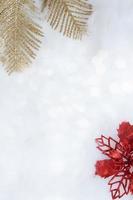 fundo vertical de inverno com ramos dourados e poinsétia vermelha em glitter e bokeh com espaço de cópia fundo de natal e ano novo foto