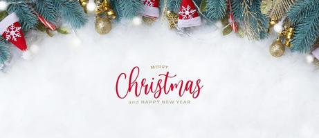 banner com texto de feliz natal e ramos de abeto decorações de natal planas em fundo de neve foto