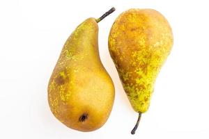 peras frescas, frutas amarelas isoladas no fundo branco foto