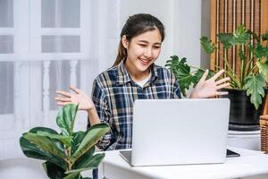 mulheres usam laptops no escritório com prazer foto