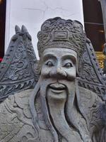 estátua de pedra em wat phra chetuphonwat pho da tailândia. foto