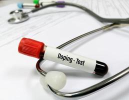 amostra laboratorial de sangue para teste de drogas antidoping. doping é o uso de drogas proibidas para aumentar o desempenho atlético por atletas em esportes competitivos. teste médico no conceito de medicina do esporte. foto